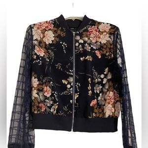 Zip up blouse in perfect condition